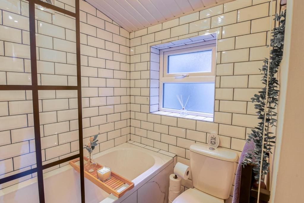 Charming City Home, Beside The Serene Ormeau Park Belfast Esterno foto