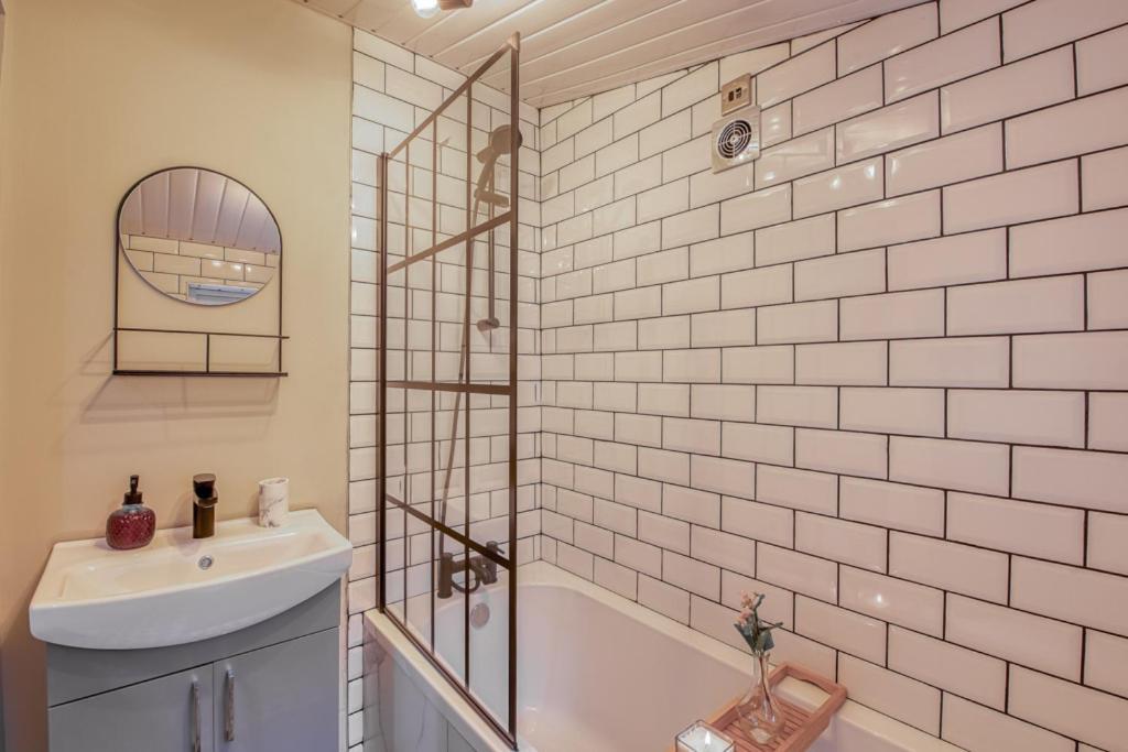 Charming City Home, Beside The Serene Ormeau Park Belfast Esterno foto