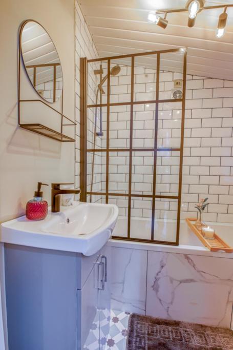 Charming City Home, Beside The Serene Ormeau Park Belfast Esterno foto