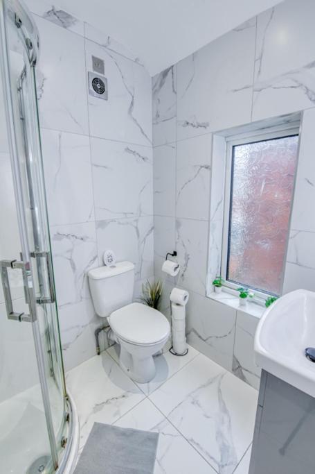 Charming City Home, Beside The Serene Ormeau Park Belfast Esterno foto